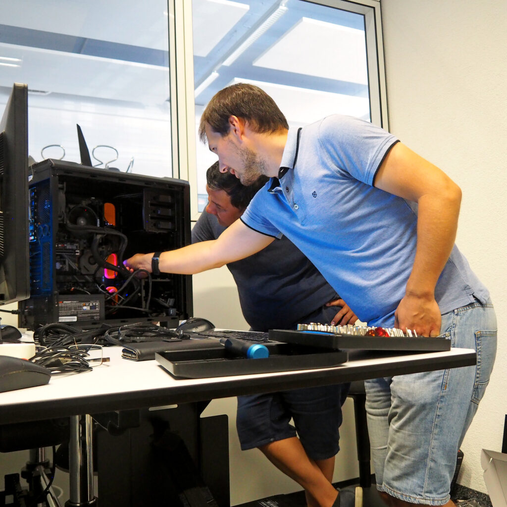 Marco vom Läbesruum zeigt Hugo etwas an einem Computer.