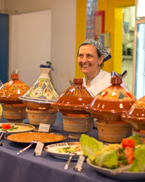 Köchin des Läbesruums vor dem orientalischen Buffet des Restaurants Eulachstrand.