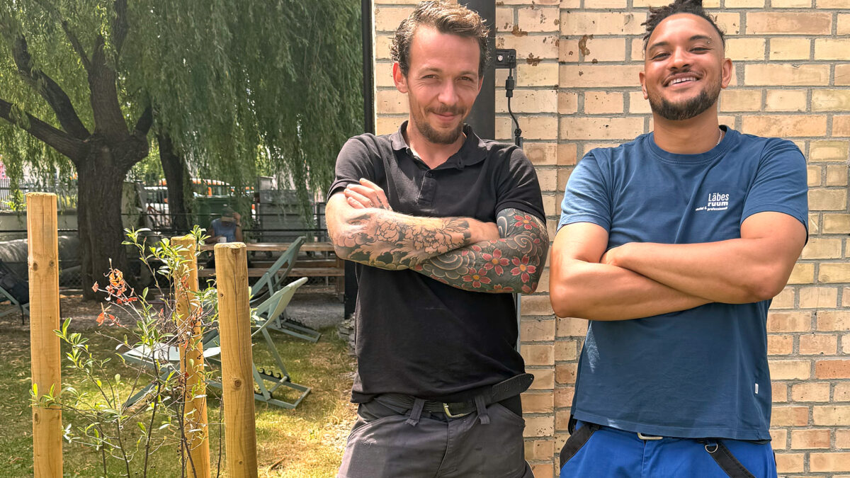 Die beiden Lehrabsolventen Samil und Benji vom Läbesruum.